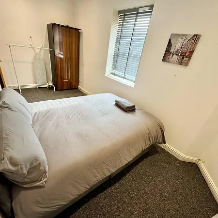 Spacious 2-bed Lägenhet